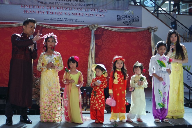 cộng đồng người Việt thi áo dài đón tết tại Mỹ